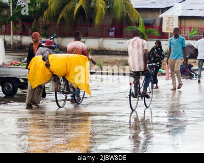 Zanzibar, Tanzania - Feb, 2021: La bicicletta è un mezzo di trasporto molto popolare in Africa, sia per il trasporto di persone e vari tipi di merci. Foto Stock