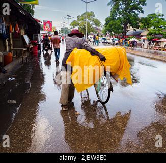 Zanzibar, Tanzania - Feb, 2021: La bicicletta è un mezzo di trasporto molto popolare in Africa, sia per il trasporto di persone e vari tipi di merci. Foto Stock