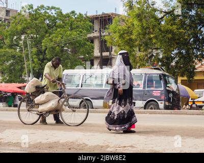 Zanzibar, Tanzania - Feb, 2021: La bicicletta è un mezzo di trasporto molto popolare in Africa, sia per il trasporto di persone e vari tipi di merci. Foto Stock