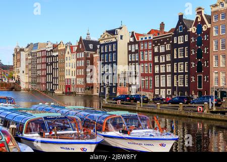 Questa baia vicino alla stazione ferroviaria Amsteerdam Central è il porto di barche da diporto 4 maggio 2013 ad Amsterdam, Paesi Bassi. Foto Stock