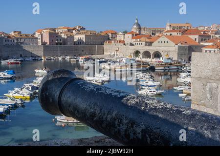Cannon si affaccia sul porto di Dubrovnik Città Vecchia, Croazia Foto Stock
