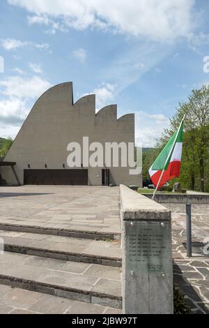 Santa Maria Assunta a Riola di Vergato è stata progettata dall'architetto modernista finlandese Alvar Aalto. La costruzione iniziò nel 1975 e la chiesa fu consacrata Foto Stock