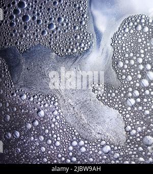 Bolle fatte da acqua, liquido piatto, olio, e colorante alimentare creando un altro effetto paesaggio bolla mondo Foto Stock