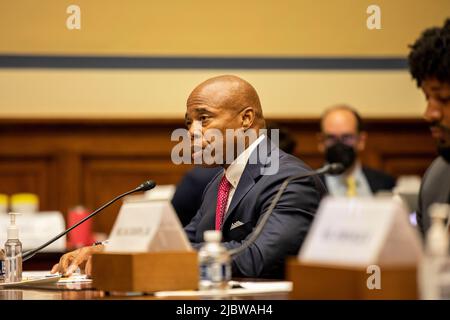 Washington, Stati Uniti. 08th giugno 2022. Il sindaco di New York Eric Adams testimonia la violenza delle armi al Comitato di supervisione e riforma della Casa il 8 giugno 2022 a Washington, DC (Foto di Jason Andrew/Pool/Sipa USA) Credit: Sipa USA/Alamy Live News Foto Stock