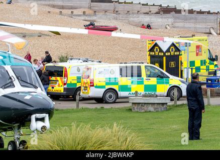 Eastbourne, East Sussex, Regno Unito. 8th giugno 2022. L'ambulanza Sussex e Kent Air assistita da squadre di terra assiste la torre dei desideri, prati occidentali, dopo che tre persone sono state recuperate dal mare questo pomeriggio. Tutti e tre sono stati trasportati in ospedale, due all'ospedale di Hasting Conquest in una condizione meno seria e uno descritto come serio dall'ambulanza aerea al centro traumatologico principale, l'ospedale del Kings College di Londra. Credit: Newspics UK South/Alamy Live News Foto Stock