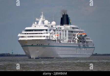 08/06/2022 Gravesend UK nave da crociera MS Amadea passando Gravesend in un pomeriggio di sole sul Tamigi sulla sua strada per un pernottamento a Greenwich Foto Stock