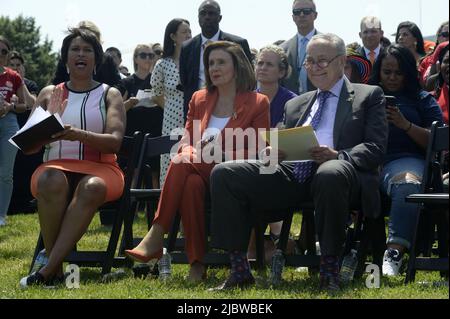 Washington, Stati Uniti. 08th giugno 2022. Washington DC Sindaco Muriel Bowser, Presidente della Casa Nancy Pelosi, D-CA, E il leader della maggioranza del Senato Chuck Schumer, D-NY, partecipa a un raduno con Everytown per la sicurezza delle armi, Moms Demand Action e gli studenti Demand Action, membri del Congresso, i sopravvissuti alla violenza delle armi e le organizzazioni di prevenzione della violenza delle armi e sostenitori abbracciano fuori del Campidoglio degli Stati Uniti a Washington, DC mercoledì 8 giugno 2022. Foto di Bonnie Cash/UPI Credit: UPI/Alamy Live News Foto Stock