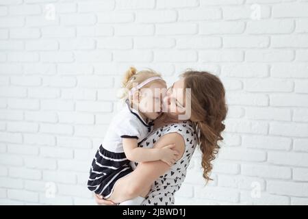 Bambino con impianto cocleare protesi acustica divertirsi con la madre - sordità e diversità concetto. Copia spazio e luogo per la pubblicità Foto Stock