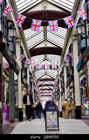 All'interno della Arcade, Broadmead, Bristol con il British Union Jack Bunting Foto Stock