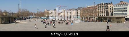 Zurigo, Svizzera - Marzo 26th 2022: Sechselaeutenplatz con edifici storici circostanti Foto Stock