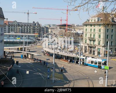 Zurigo, Svizzera - Marzo 26th 2022: Vista su Central, una piazza principale nel centro storico, e l'importante fermata del tram. Foto Stock