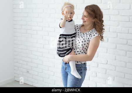 Bambino con impianto cocleare protesi acustica divertirsi con la madre - sordità e diversità concetto. Copia spazio e luogo per la pubblicità Foto Stock