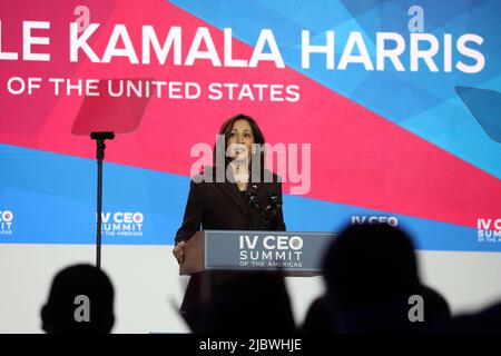Los Angeles, Stati Uniti. 08th giugno 2022. Il vicepresidente Kamala Harris parla al IV CEO Summit of the Americas di Los Angeles, California, mercoledì 8 giugno 2022. Foto piscina by David Swanson/UPI Credit: UPI/Alamy Live News Foto Stock