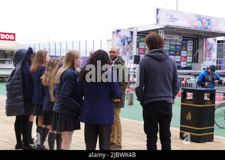 Insegnante che informa gli studenti del Women's Cycling Tour of Britain 2022 a partire da Colchester, Essex al Northern Gateway Sports Park. Foto Stock