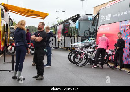 Parcheggio al Northern Gateway Sports Park di Colchester prima dell'inizio della tappa uno del Women's Cycling Tour of Britain 2022 Foto Stock