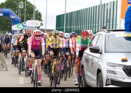 Tour ciclistico femminile della Gran Bretagna 2022. Il peloton gira la pista dopo la partenza dal Northern Gateway Sports Park di Colchester. Foto Stock