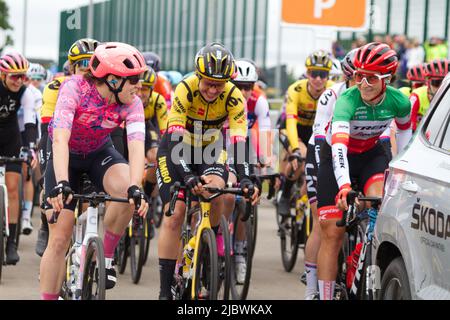 Tour ciclistico femminile della Gran Bretagna 2022. Il peloton gira la pista dopo la partenza dal Northern Gateway Sports Park di Colchester. Foto Stock