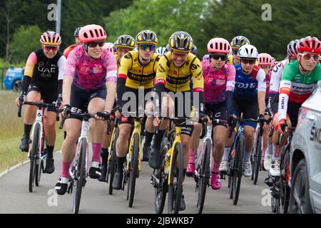 Tour ciclistico femminile della Gran Bretagna 2022. Il peloton gira la pista dopo la partenza dal Northern Gateway Sports Park di Colchester. Foto Stock