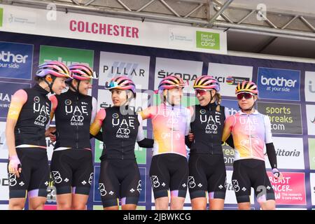 Women's cycling UAE Team ADQ è stato presentato alla folla prima della fase uno del Women's Tour of Britain 2022 a Colchester in Essex. Foto Stock