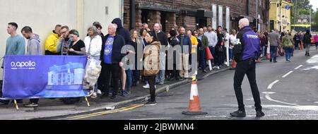 Manchester, Regno Unito. 8th giugno 2022. Gli appassionati di musica o i membri del pubblico si accingano a vedere Laura Pergolizzi, la cantante e cantautore americano, conosciuta professionalmente come LP, al di fuori della sala di musica Apollo del O2, Ardwick, Manchester, Inghilterra, Regno Unito, Isole britanniche. LP sta girando il suo sesto album, Chiese. La facciata dell'edificio ha una facciata in terracotta bianca smaltata e può ospitare fino a 2.693 persone. Credit: Terry Waller/Alamy Live News Foto Stock