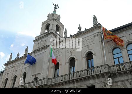 Padova, PD, Italia - 15 maggio 2022: Municipio e bandiere e antico palazzo italiano DEL MUNICIPIO in lingua italiana Foto Stock