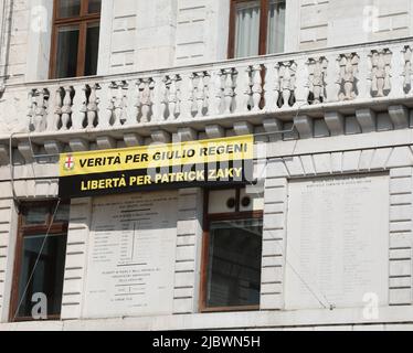 Padova, PD, Italia - 15 maggio 2022: Banner con testo che significa verità per Giulio Regeni e libertà per Patrick Zaky che sono due persone nel Palazzo di Foto Stock