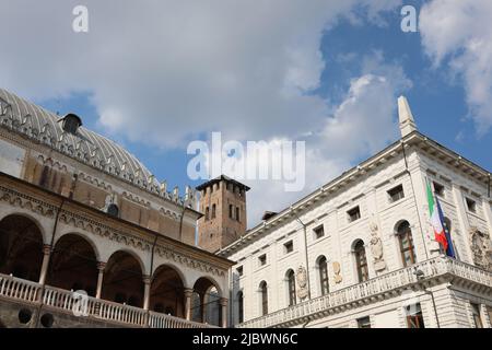 Padova, PD, Italia - 15 maggio 2022: Edificio storico chiamato PALAZZO DELLA RAGIONE e PALAZZO MORONI e un campanile con grande bandiera italiana Foto Stock