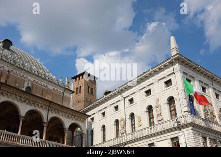 Padova, PD, Italia - 15 maggio 2022: Grande bandiera italiana sul municipio della città e gli antichi palazzi come PALAZZO DELLA RAGIONE e il medievale Foto Stock