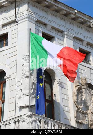 Padova, PD, Italia - 15 maggio 2022: Grande bandiera italiana sul municipio della città e l'antico palazzo chiamato PALAZZO MORONI Foto Stock