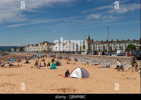 Villeggianti su una spiaggia soleggiata a Exmouth, Devon, Inghilterra Foto Stock