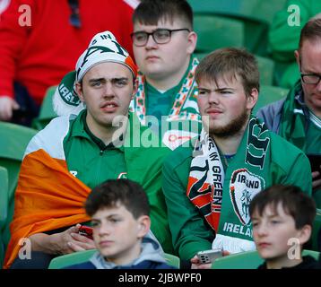 8th giugno 2022; Aviva Stadium, Dublino, Irlanda; UEFA Nations League Football, Repubblica d'Irlanda contro Ucraina; un sostenitore irlandese con bandiera tricolore Foto Stock