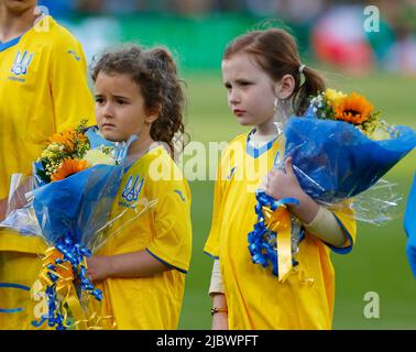 8th giugno 2022; Aviva Stadium, Dublino, Irlanda; UEFA Nations League Football, Repubblica d'Irlanda contro Ucraina; bambini ucraini con fiori prima della partita Foto Stock