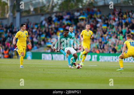 8th giugno 2022; Aviva Stadium, Dublino, Irlanda; UEFA Nations League Football, Repubblica d'Irlanda contro Ucraina; Chiedozie Ogbene d'Irlanda sul pallone Foto Stock