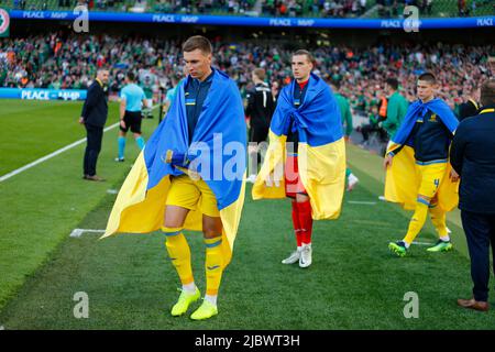 8th giugno 2022; Aviva Stadium, Dublino, Irlanda; UEFA Nations League Football, Repubblica d'Irlanda contro Ucraina; i giocatori ucraini entrano in campo Foto Stock