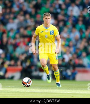 8th giugno 2022; Aviva Stadium, Dublino, Irlanda; UEFA Nations League Football, Repubblica d'Irlanda contro Ucraina; Valeriy Bondar (Ucraina) sul pallone Foto Stock