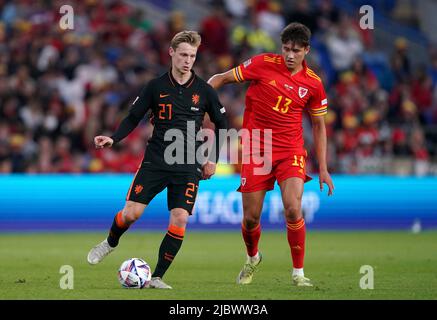 La francese de Jong dei Paesi Bassi (a sinistra) e il gallese Rubin Colwill combattono per la palla durante la partita della UEFA Nations League allo stadio di Cardiff. Data foto: Mercoledì 8 giugno 2022. Foto Stock