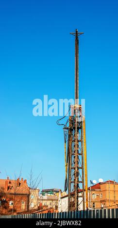 Carro di perforazione idraulico. Installazione di pile forate con una cordicella di rivestimento. Fondazioni e terreni. Perforazione nel terreno. Tecnologia. Macchina per dri Foto Stock