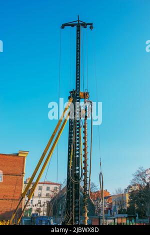 Carro di perforazione idraulico. Installazione di pile forate con una cordicella di rivestimento. Fondazioni e terreni. Perforazione nel terreno. Tecnologia. Macchina per dri Foto Stock