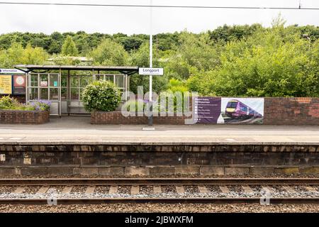 Longport, Stoke on Trent Regno Unito Giugno 08 2022 piattaforma due della stazione ferroviaria di Longport zona d'attesa passeggeri Foto Stock