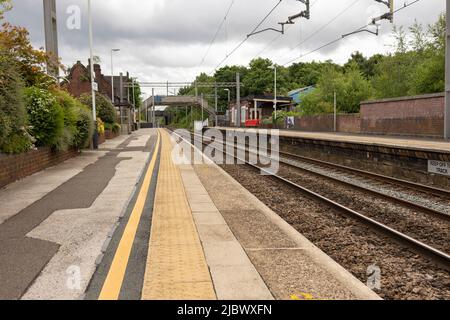 Longport, Stoke on Trent Regno Unito 08 2022 giugno linee ferroviarie fino a Longport stazione ferroviaria senza equipaggio Foto Stock