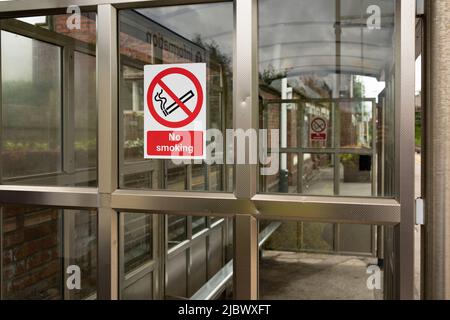 Longport, Stoke on Trent Regno Unito Giugno 08 2022 treno ferroviario britannico stanza d'attesa passeggeri senza cartello per fumatori Foto Stock