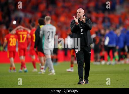 Rob Page, direttore del custode del Galles, applaude i fan dopo la partita della UEFA Nations League al Cardiff City Stadium di Cardiff. Data foto: Mercoledì 8 giugno 2022. Foto Stock