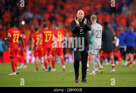 Rob Page, direttore del custode del Galles, applaude i fan dopo la partita della UEFA Nations League al Cardiff City Stadium di Cardiff. Data foto: Mercoledì 8 giugno 2022. Foto Stock