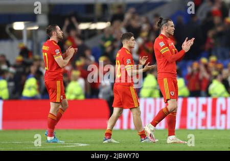 Cardiff, Galles, 8th giugno 2022. Rhys Norrington Davies, Daniel James e Gareth Bale del Galles (r) durante la partita della UEFA Nations League allo stadio di Cardiff City Stadium. Il credito dovrebbe essere: Darren Staples / Sportimage Foto Stock