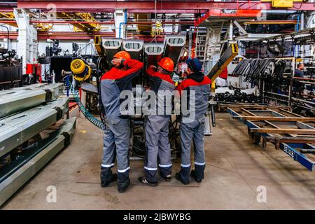 Il processo di assemblaggio dei trattori e delle trebbiatrici agricole. Foto Stock