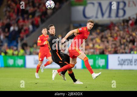 Cardiff, Galles, Regno Unito. 8th giugno 2022. WOUT Weghorst dei Paesi Bassi e Chris Mepham del Galles durante la partita della UEFA Nations League tra Galles e Paesi Bassi al Cardiff City Stadium. Credit: Mark Hawkins/Alamy Live News Foto Stock