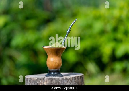 Chimarrão, un tradizionale tè brasiliano yerba mate. Herba mate, chimarrão o cimarron – è uno dei drink più popolari in Sud America Foto Stock