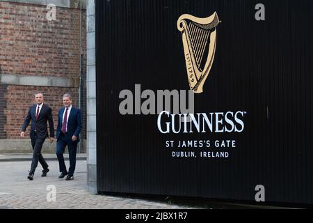 Il Segretario di Stato ombra per l'Irlanda del Nord Peter Kyle (a sinistra) e il leader laburista Sir Keir Starmer arrivano alla Guinness Storehouse di Dublino durante una visita a Dublino e Belfast. Data foto: Mercoledì 8 giugno 2022. Foto Stock