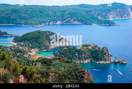 Paesaggio panoramico dell'epoca di Paleokastritsa, a Corfù, in Grecia, con acque cristalline e calette rocciose. Vista mozzafiato da Angelokastro. Foto Stock