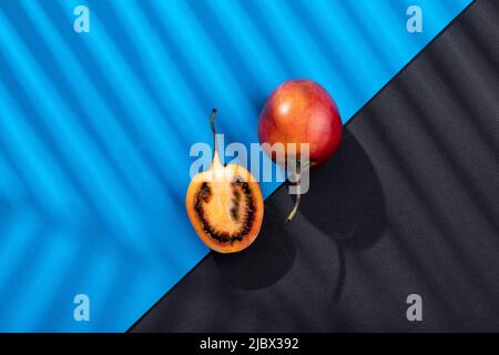 Solanum Betaceum - frutta esotica; Tomato albero innestato con mora Foto Stock